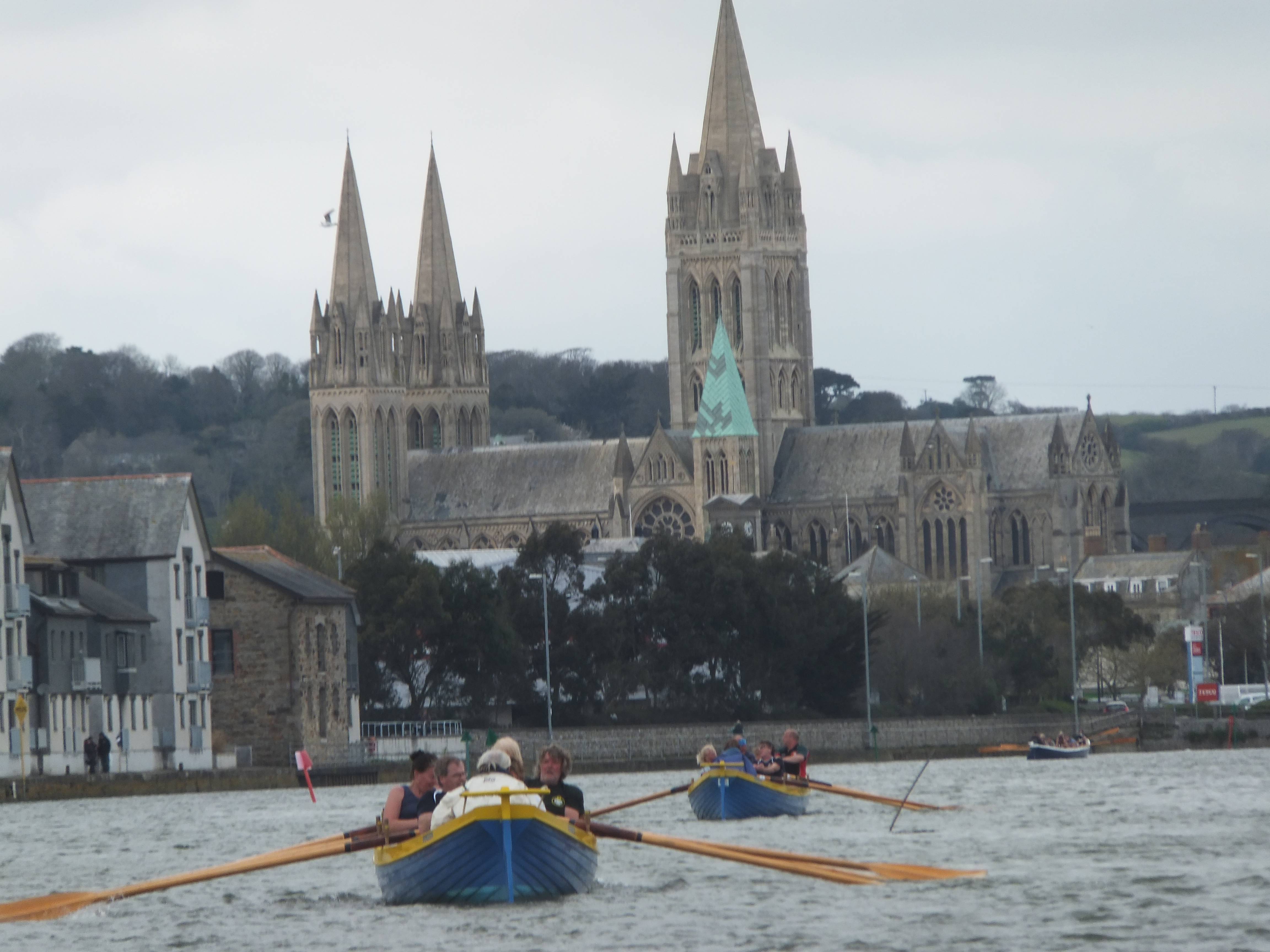 Gigs rowing to Truro